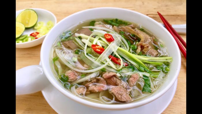 Bụng đói rồi, thử ngay một tô Phở Nha Trang nóng hổi, thơm ngon đây 2