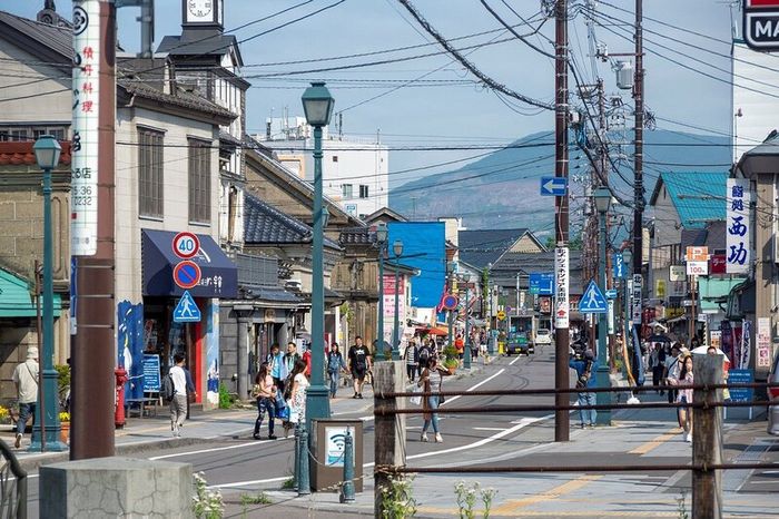 Otaru là một thành phố cảng đáng yêu tại Hokkaido, Nhật Bản.