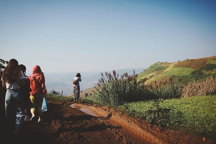 Trekking Mộc Châu - Hang Táu là hành trình đầy cảm xúc trên thảo nguyên xanh.