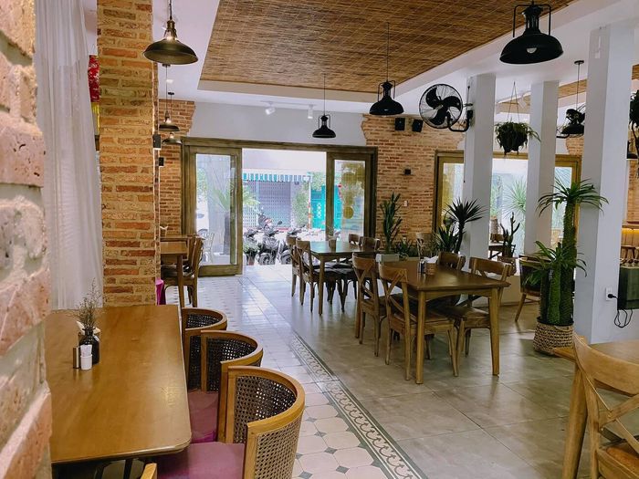 Cùng theo chân blogger Cường Khỉ đến thưởng thức bữa ăn tại The First Bistro Nha Trang