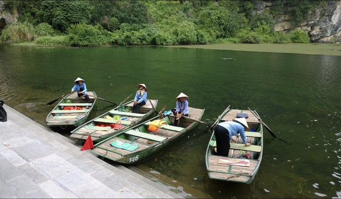 Phủ Khống là điểm tham quan không thể bỏ qua trong khu du lịch Tràng An. Đây là nơi thờ phụng các vị quan đầu triều nhà Đinh, như Đinh Công tiết chế và 7 vị trung thần hy sinh vì nghĩa. Tại đây, du khách sẽ được ngắm nhìn không gian thờ phượng trang nghiêm và khám phá những câu chuyện lịch sử có giá trị văn hóa to lớn. Đây là một trong những điểm tâm linh nổi tiếng không thể bỏ qua khi tham quan khu du lịch sinh thái Tràng An.