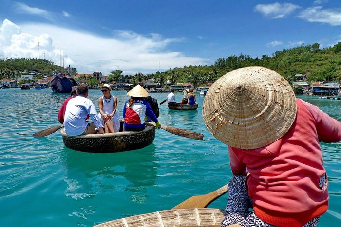 Trải nghiệm toàn diện vẻ đẹp của vịnh Nha Trang với du thuyền Emperor