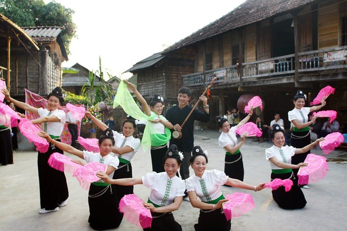 Tham gia Lễ hội Hoa Ban Mộc Châu, mọi người được mặc váy hoa rực rỡ, tôn vinh vẻ đẹp tự nhiên và nét độc đáo của vùng Tây Bắc.