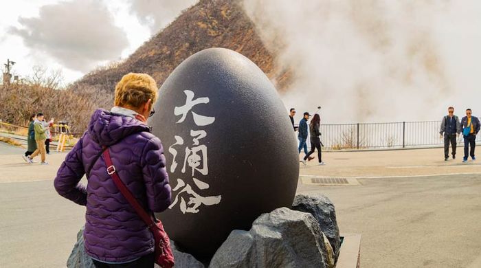 Hãy ghé thăm thung lũng Owakudani để tận hưởng vẻ đẹp hoang sơ của núi lửa Hakone.