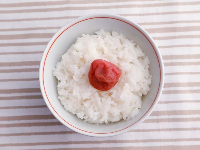 Umeboshi, một loại mơ muối chua đậm đà khiến bạn say mê.