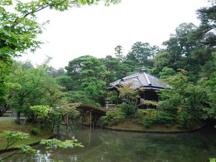 Chùa vàng Kinkakuji, nổi tiếng với lớp vỏ vàng lấp lánh, là biểu tượng của Nhật Bản.