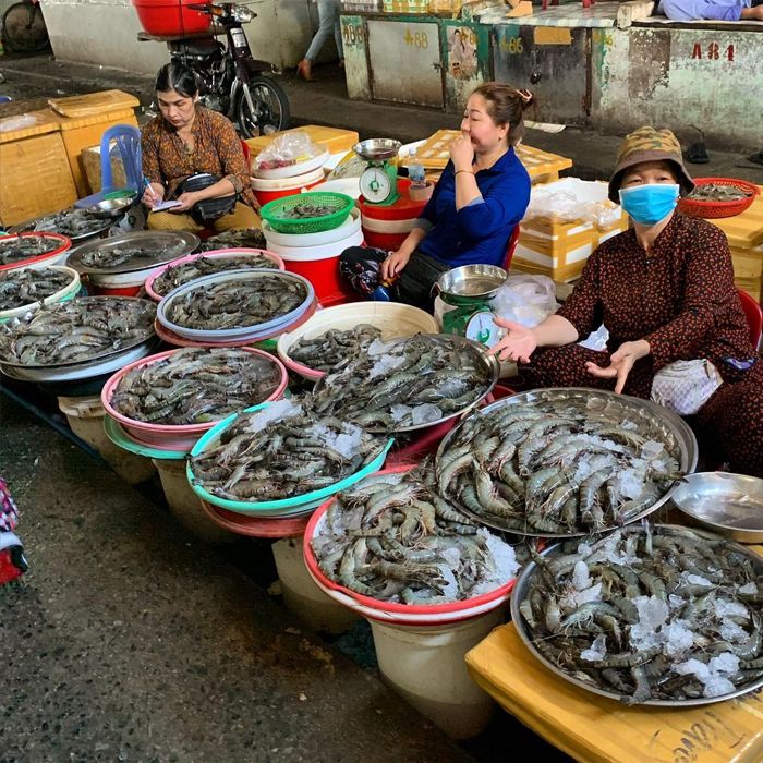 Đặt tại đường Ngô Gia Tự với nhiều gian hàng bán hải sản tươi sống. Ngoài ra, chợ còn bán các vật dụng cá nhân, đồ gia dụng, lương thực, thực phẩm,...