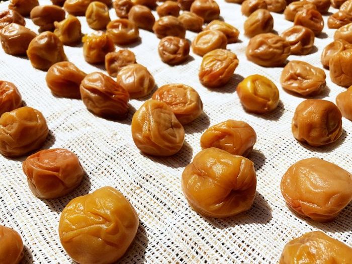 Umeboshi, một món mơ muối chua chua mặn mặn khiến bạn say mê.