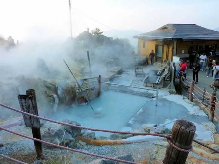 Hãy ghé thăm thung lũng Owakudani để khám phá vẻ đẹp của núi lửa Hakone 9.