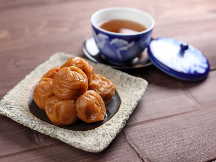 Umeboshi, một loại mơ chua mặn độc đáo, luôn gây ấn tượng mạnh mẽ với người thưởng thức.