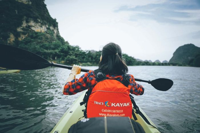 Khám phá Tràng An trên chiếc kayak sẽ mang lại những trải nghiệm thú vị từ xa xưa.