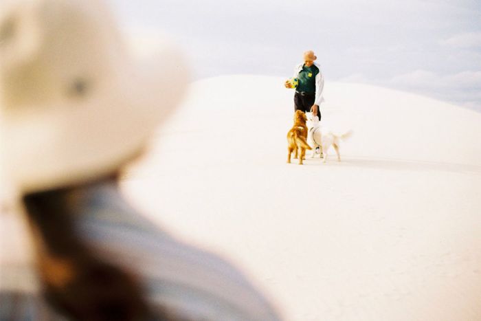 Bộ ảnh du lịch tại Phan Thiết của con trai ghi lại khoảnh khắc của ba mẹ đã gây sốt trên mạng xã hội