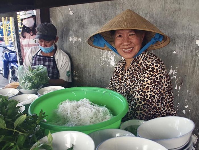 Khám phá quán bún bò rau răm truyền thống giữa trung tâm thành phố Phan Thiết