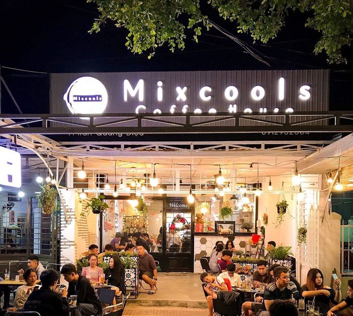 Mixcool's Coffee House mang hơi thở trẻ trung và tối giản giữa trái tim của Phan 2