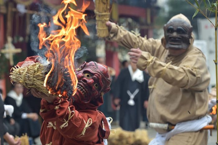 Trong lễ hội Setsubun tại Nhật Bản, việc ném đậu để xua đuổi tà ma là một nghi lễ quan trọng.