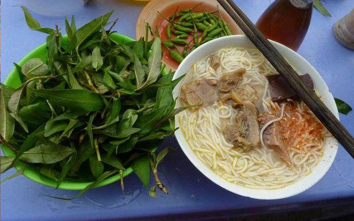 Khám phá quán bún bò rau răm truyền thống giữa trung tâm thành phố Phan Thiết