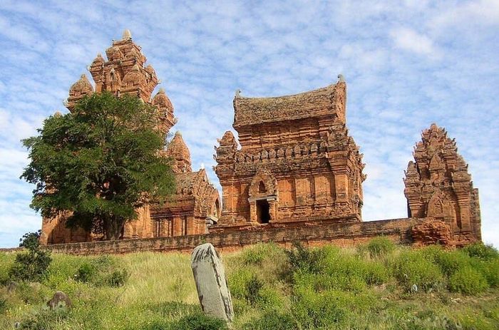 Khám phá 12 điểm du lịch tại Phan Rang, nơi bạn có thể tận hưởng không gian nắng gió tuyệt vời.