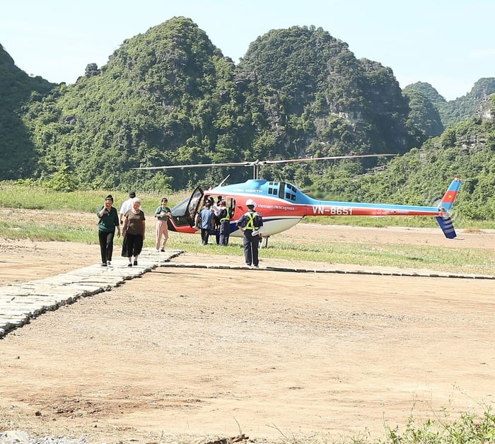 Bạn đã từng thử trải nghiệm cảm giác bay trên trực thăng để khám phá Tràng An ở Ninh Bình chưa? 4