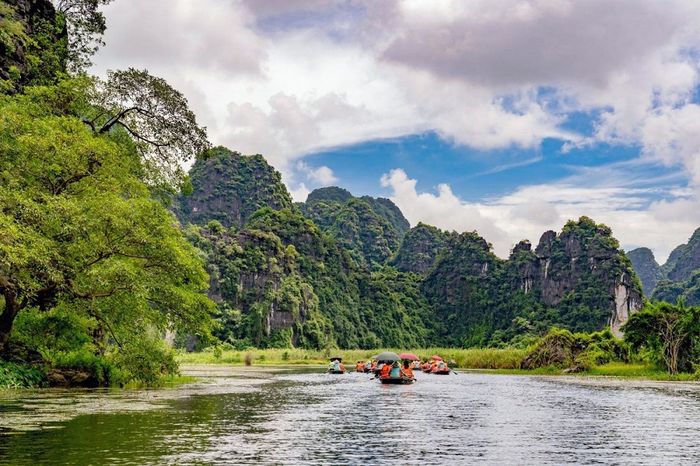 Tràng An vào mùa thu biến hóa thành khung cảnh thanh bình và duyên dáng