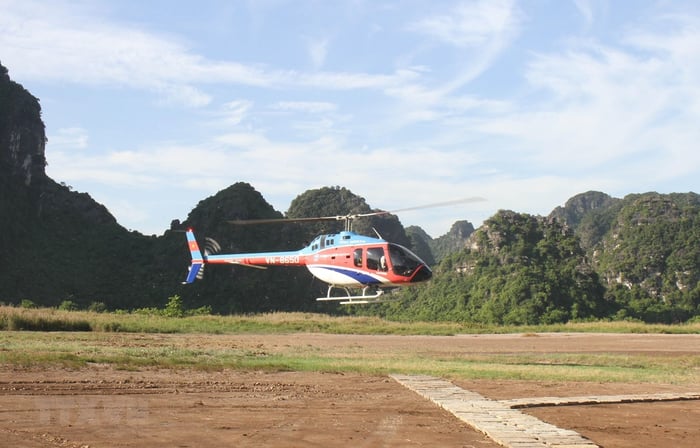 Bạn đã từng trải nghiệm cảm giác bay trên trực thăng để khám phá Tràng An ở Ninh Bình chưa? 2