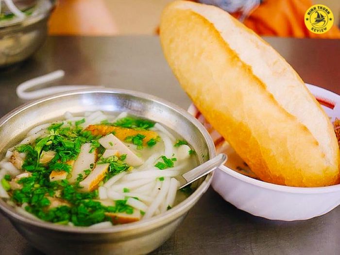 Bánh canh chả cá Phan Rang - một món ăn đậm đà hương vị biển cả.