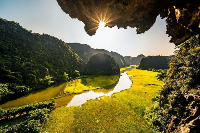 Vẻ đẹp thơ mộng của Tam Cốc Bích Động không chỉ là niềm tự hào của Ninh Bình mà còn là điểm đến lý tưởng cho những ai yêu thích thiên nhiên và văn hóa.