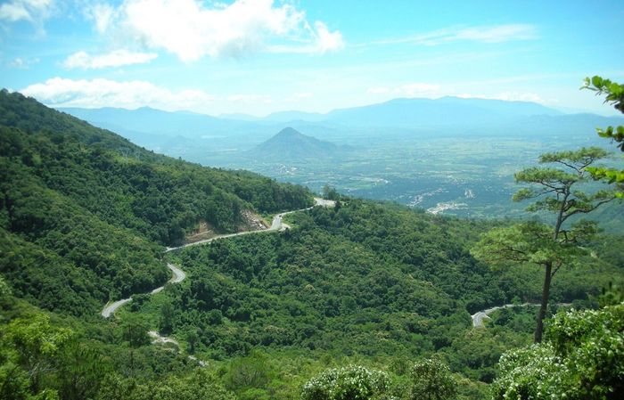 Chinh phục đèo Ngoạn Mục (đèo Sông Pha) để khám phá vẻ đẹp hùng vĩ của thiên nhiên.