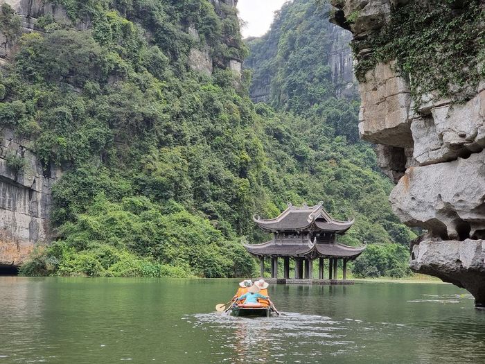 Khám phá các hang và điểm linh thiêng tại Tràng An tuyến 3