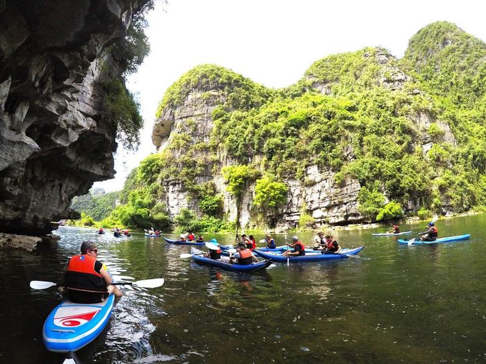 Mọi chi tiết về chèo thuyền Kayak Tràng An mà bạn cần biết 12 điều