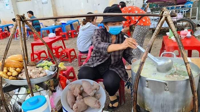 Thưởng thức hương vị đặc biệt của bánh canh chả cá Phan Thiết.