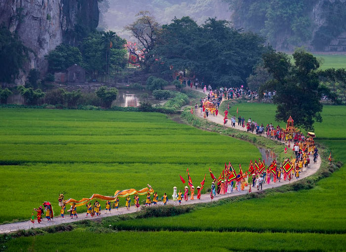 Núi non trùng điệp bao bọc đền Thái Vi Ninh Bình 9