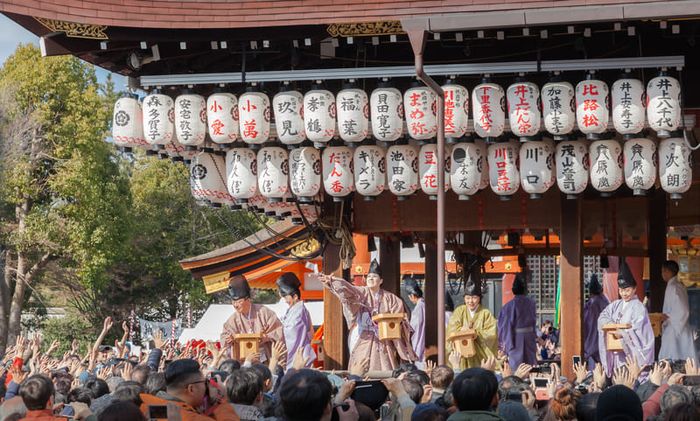 Lễ hội Setsubun ném đậu để xua đuổi tà ma tại Nhật Bản.