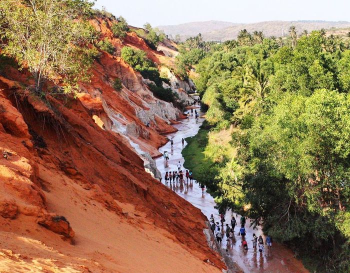 Khám phá vẻ đẹp mê hồn của Suối Tiên Mũi Né bên dòng cát đỏ đầy quyến rũ