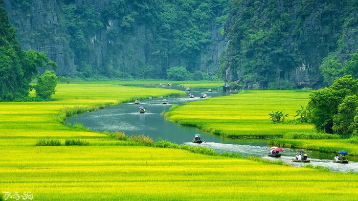 Núi non trùng điệp bao bọc đền Thái Vi Ninh Bình 4