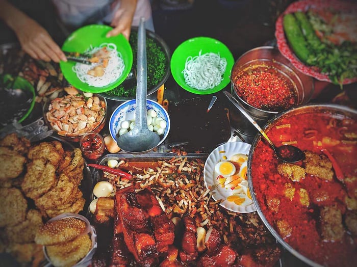 Thưởng thức hương vị đặc biệt của bánh canh chả cá Phan Thiết.