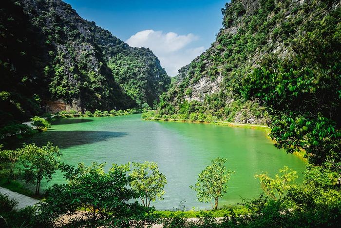 Tạo lịch trình du lịch tự túc đến Ninh Bình từ TP.HCM cho người mới