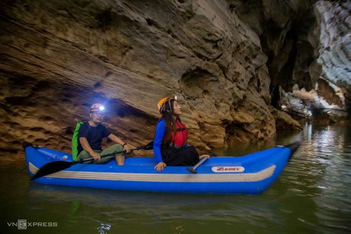 Khám phá động Phong Nha bằng kayak vào ban đêm sẽ mang lại cho bạn những trải nghiệm thú vị và hấp dẫn.