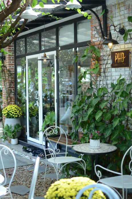 PHD Book & Coffee - Quán cafe mang vẻ đẹp của cổ tích Châu Âu