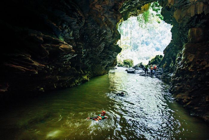 Khám phá Hang Tú Làn Quảng Bình trong mùa hè: Những điều thú vị