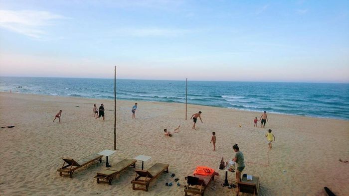 Buffalo Beach Bar Quảng Bình là một địa điểm kết hợp giữa quán cà phê và quán bar trên bãi biển, khai trương vào tháng 4/2019. Với không gian rộng rãi, thoải mái và view biển tuyệt đẹp, Buffalo Beach Bar đã nhanh chóng thu hút được sự quan tâm của đông đảo bạn trẻ khi đến Quảng Bình.