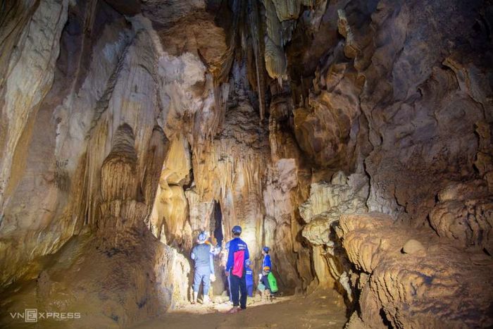 Trải nghiệm chèo kayak khám phá động Phong Nha vào ban đêm sẽ mang lại cho bạn nhiều trải nghiệm đáng nhớ.