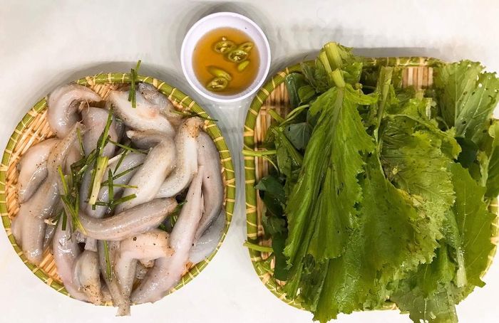 Lẩu cá khoai Quảng Bình tiếp tục thỏa mãn vị giác với hương vị chua cay đặc trưng.