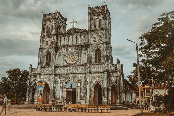 Hãy đừng quên check-in khi đến thăm ngôi nhà thờ cổ này nhé