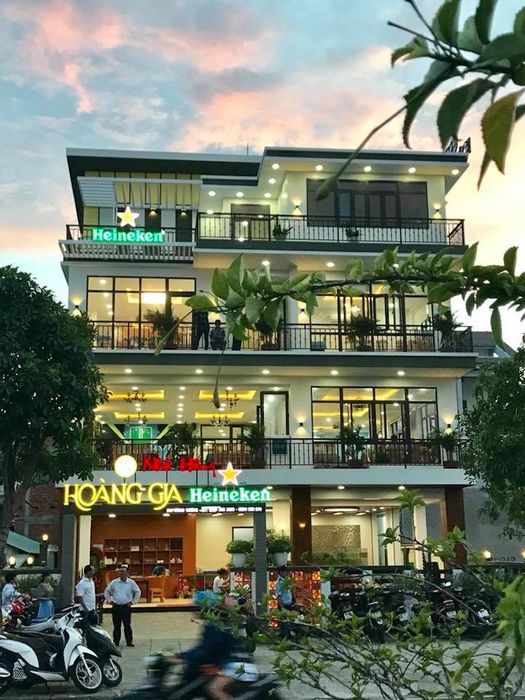 Cuối tuần, hãy ghé thăm nhà hàng Hoàng Gia Phú Yên, nơi bạn sẽ được thưởng thức hải sản tươi ngon và đa dạng ẩm thực từ ba miền đất nước.