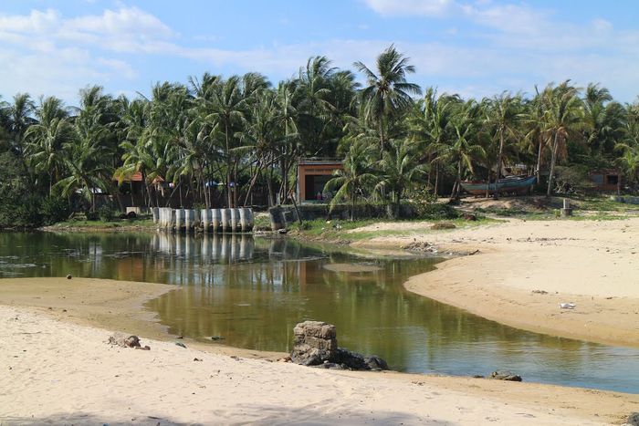 Bãi biển Long Thuỷ ở Phú Yên vẫn giữ nguyên vẻ đẹp hoang sơ và yên bình.