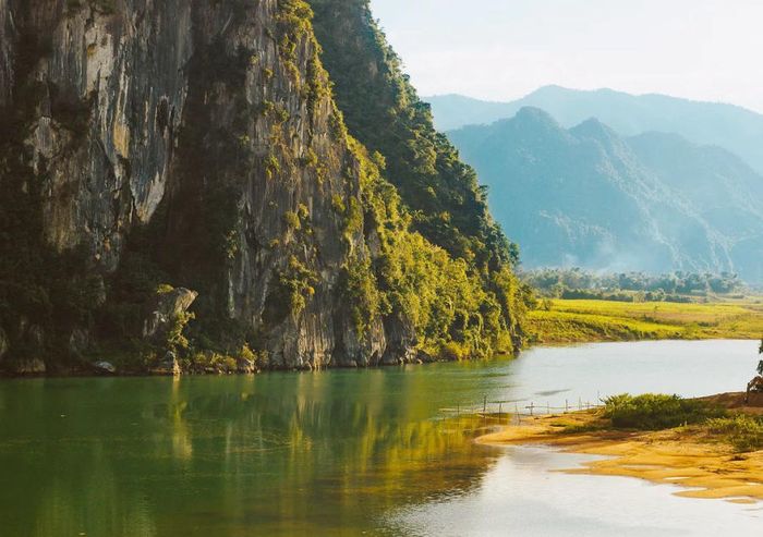 Thưởng thức vẻ đẹp yên bình của Sông Gianh sau nhiều biến động