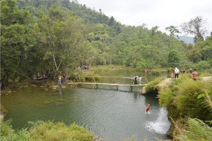 Thác Mơ Minh Hóa (Thác Vạn Mơ) ở Quảng Bình mang lại cho du khách trải nghiệm bơi lội tuyệt vời ở hồ nước lớn ở chân thác. Hãy xem những hình ảnh tuyệt đẹp này từ Phong Nha Explorer.