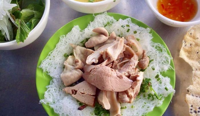 Bánh ướt chả bò và bánh hỏi lòng heo Phú Yên – Hai đối thủ nổi bật trong danh sách món ngon của Xứ Nẫu 3