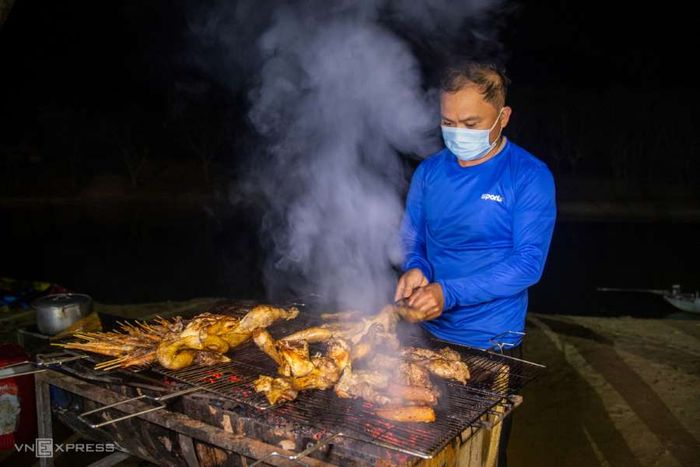 Tham gia trải nghiệm chèo kayak khám phá động Phong Nha vào ban đêm để khám phá những điều thú vị.