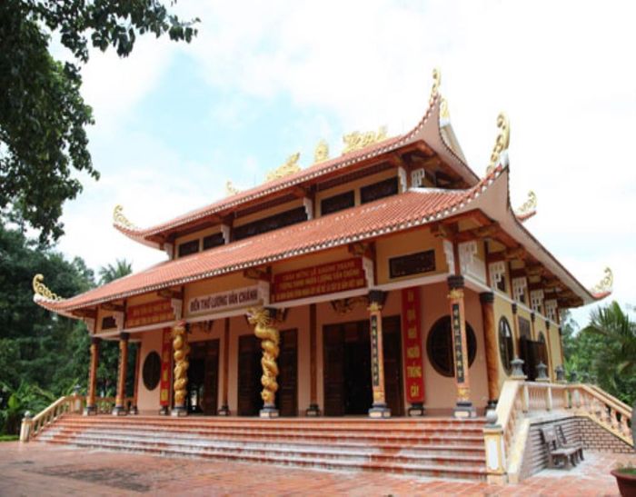 Khám phá khu lăng mộ và đền thờ của Lương Văn Chánh ở Phú Yên 2